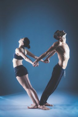 Genç çift Acro yoga mat Studio birlikte uygulamak. Acroyoga. Çift yoga. Ortak yoga.