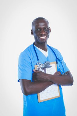 Beyaz arka plan üzerinde izole klasörle duran erkek doktor. Doktor. Kliniği.