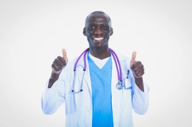 Beyaz arka planda tek başına duran bir doktorun portresi. Doktor bey. Klinik