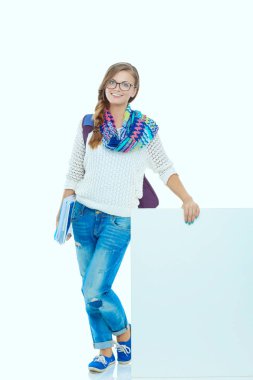 Güzel öğrenci kadın boş tahtada işaret. Öğrenci.