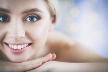 Bir masaj masanın üzerinde yatan, rahatlatıcı bir genç kadın. Kadın. Spa Salonu