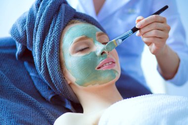 Spa yalan maskesi, sahip güzel bir kadın. Kadın. Spa Salonu