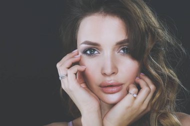 güzel narin kadın portresi. Portre. Güzellik. Göz alıcı bir görünüm.