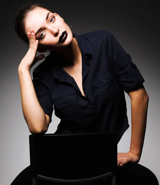 Retrato de cerca de la hermosa cara de mujer joven. Aislado sobre fondo negro . — Foto de Stock