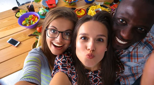Gruppe macht Selfie während des Mittagessens — Stockfoto