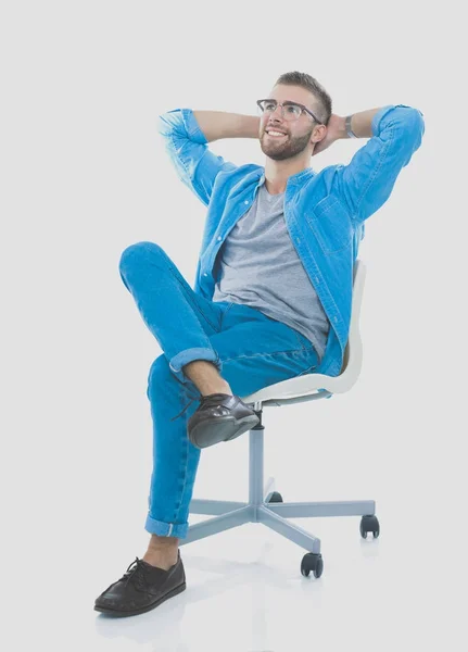 Giovane seduto sulla sedia isolato su sfondo bianco. Startupper. Giovane imprenditore . — Foto Stock