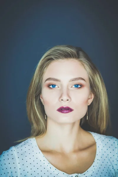 Retrato de uma mulher de negócios, contra fundo escuro. Mulher a sorrir. Retrato de uma mulher — Fotografia de Stock