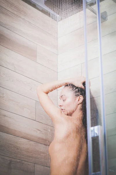 Mladá krásná žena pod sprchou v koupelně. — Stock fotografie
