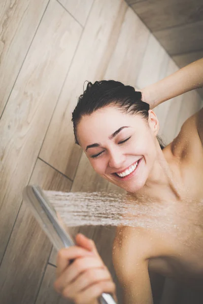 Genç beautyful kadın banyoda duş altında. — Stok fotoğraf
