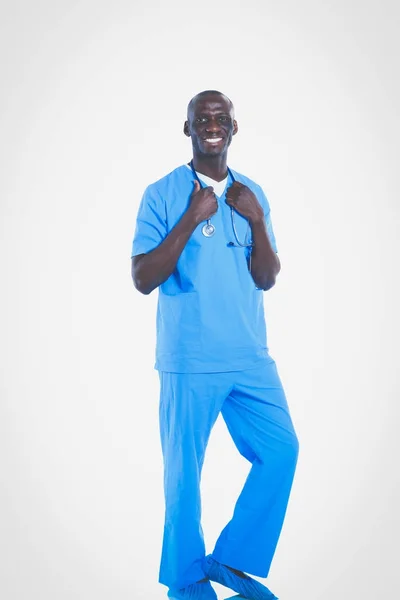 Πορτρέτο ενός γιατρού που στέκεται απομονωμένος σε λευκό φόντο. Γιατρός. Κλινική — Φωτογραφία Αρχείου