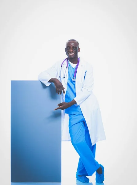 Een mannelijke dokter met een leeg bordje. Dokter. Billboard — Stockfoto