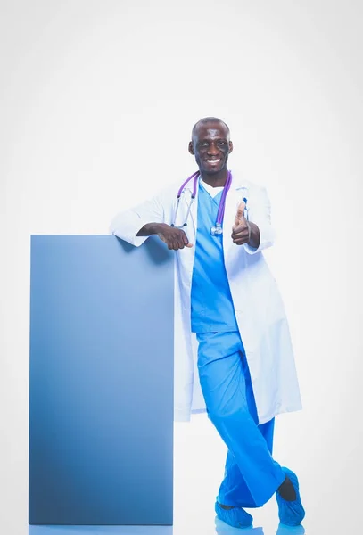 Een mannelijke dokter met een leeg bordje. Dokter. Billboard — Stockfoto