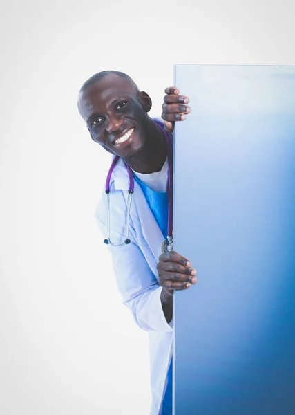 Médico varón sosteniendo cartel vacío. ¿Doctor? Cartelera — Foto de Stock