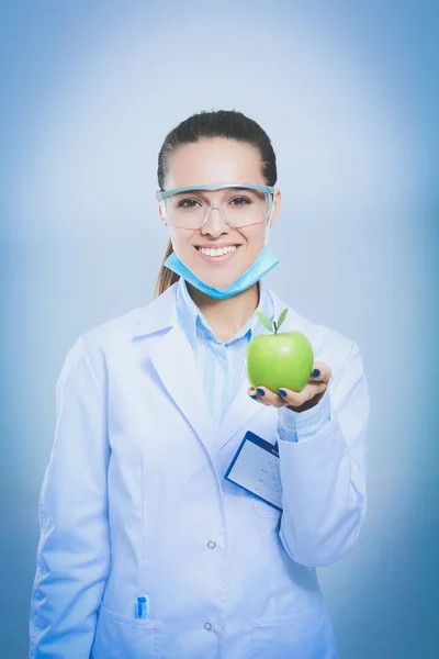 Dentista medico donna tenere verde mela fresca in mano e spazzolino da denti. Medici dentisti. Medici donna — Foto Stock