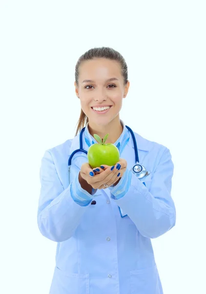 Een lachende vrouwelijke dokter met een groene appel. Vrouwelijke dokter — Stockfoto