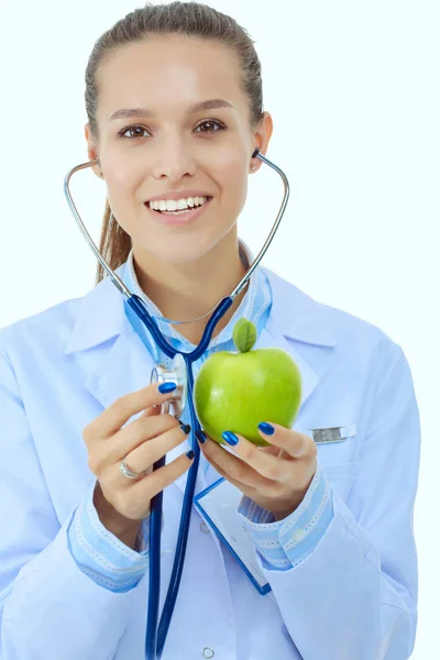 Läkare kvinna undersöker äpple med stetoskop. Kvinnliga läkare — Stockfoto