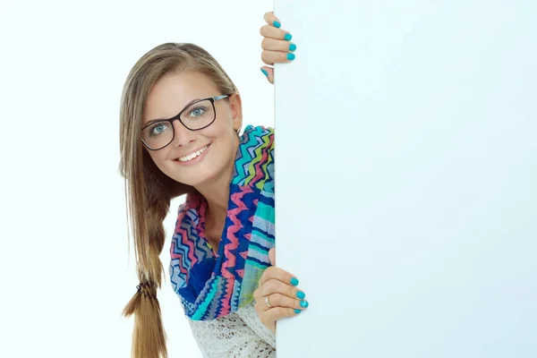 Hermosa estudiante señalando en el tablero en blanco. Estudiante . — Foto de Stock