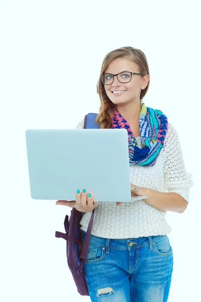 Uśmiechający się nastolatek z laptopa na białym tle. Student. — Zdjęcie stockowe