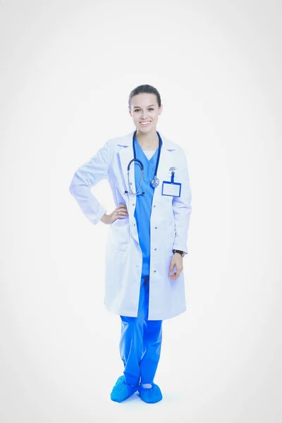 Hermosa joven con abrigo blanco posando con la mano en el bolsillo. Mujer doctora —  Fotos de Stock