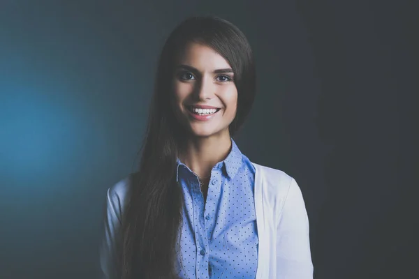 Retrato de una mujer de negocios, sobre fondo oscuro. Mujer sonriendo. Retrato de una mujer — Foto de Stock