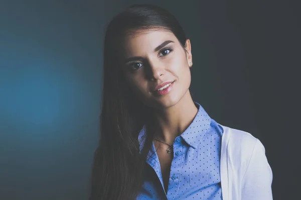 Retrato de uma mulher de negócios, contra fundo escuro. Mulher a sorrir. Retrato de uma mulher — Fotografia de Stock