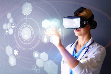 Sanal gerçeklik gözlüğü takan kadın doktor beyaz arka planda izole edilmiş.