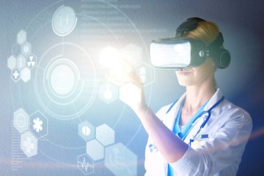 Sanal gerçeklik gözlüğü takan kadın doktor beyaz arka planda izole edilmiş.