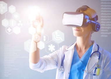 Sanal gerçeklik gözlüğü takan kadın doktor beyaz arka planda izole edilmiş.