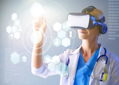 Sanal gerçeklik gözlüğü takan kadın doktor beyaz arka planda izole edilmiş.