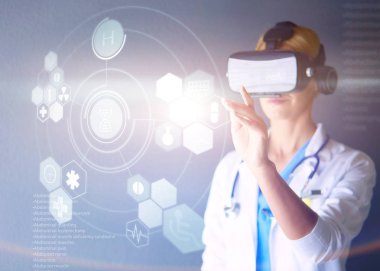 Sanal gerçeklik gözlüğü takan kadın doktor beyaz arka planda izole edilmiş.