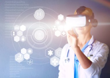 Sanal gerçeklik gözlüğü takan kadın doktor beyaz arka planda izole edilmiş.