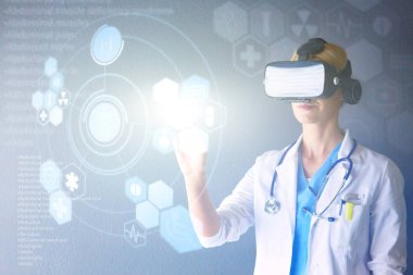 Sanal gerçeklik gözlüğü takan kadın doktor beyaz arka planda izole edilmiş.
