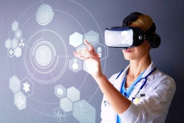 Sanal gerçeklik gözlüğü takan kadın doktor beyaz arka planda izole edilmiş.