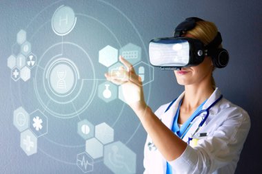 Sanal gerçeklik gözlüğü takan kadın doktor beyaz arka planda izole edilmiş.