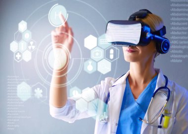 Sanal gerçeklik gözlüğü takan kadın doktor beyaz arka planda izole edilmiş.