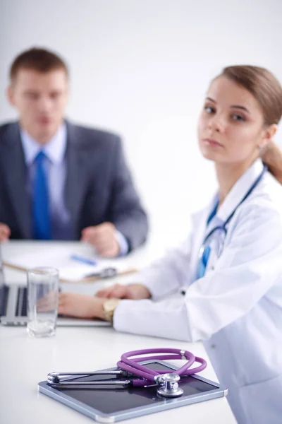 Femmes médecin et patient assis au bureau à l'hôpital. Femmes médecin — Photo