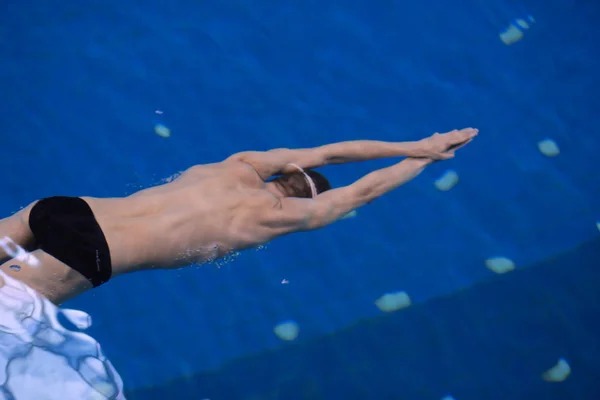 Homem nadador na piscina. Foto subaquática. Nadador masculino . — Fotografia de Stock