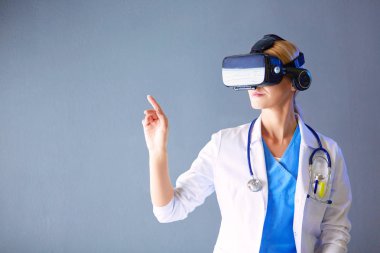 Sanal gerçeklik gözlüğü takan kadın doktor beyaz arka planda izole edilmiş.