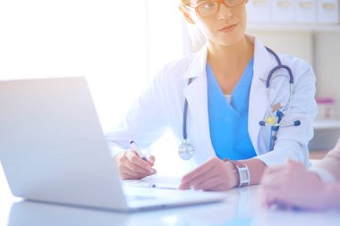 Doktor ve hasta çift masada oturmuş bir şey tartışıyorlar.