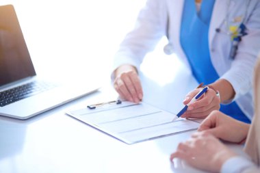 Doktor ve hasta çift masada oturmuş bir şey tartışıyorlar.