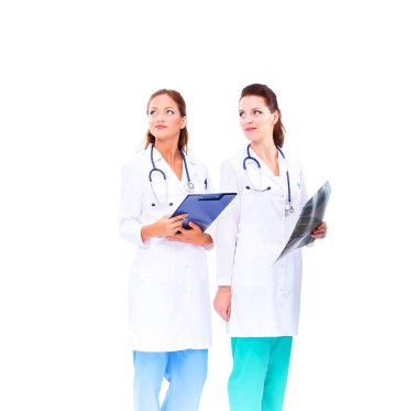 İki genç kadın doktor, hastanede duruyor.