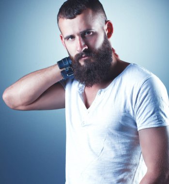 Ayakta, gri arka plan üzerinde izole yakışıklı adam portresi