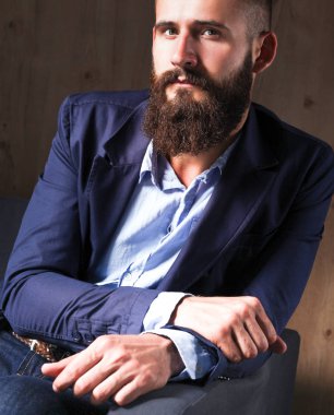 koyu arka plan üzerinde izole sofa ofis lobisinde oturan işadamı