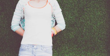 güzel bir genç kadın yeşil çim üzerinde yalan