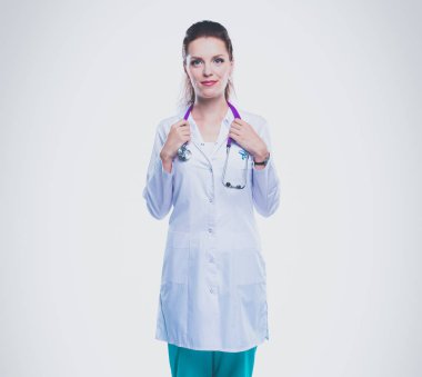 Hastanede üniformalı, gülümseyen bir kadın doktor.