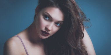 Güzel genç kadın yüzünün yakın portresi..