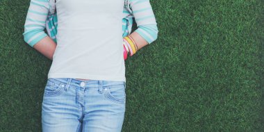 güzel bir genç kadın yeşil çim üzerinde yalan