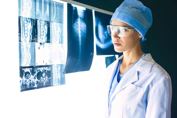 Obrázek atraktivní ženy lékař při pohledu na rentgenové výsledky — Stock fotografie