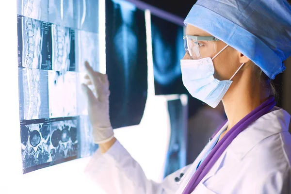 Зображення привабливої жінки-лікаря, який дивиться на результати рентгенівського випромінювання — стокове фото