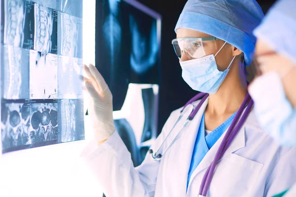 Imagen de la atractiva doctora mirando los resultados de los rayos X — Foto de Stock